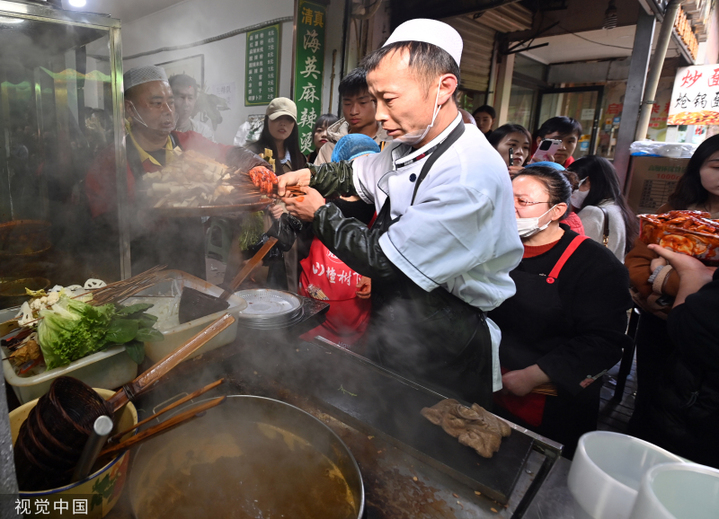 2024年3月14日，甘肃天水，商家正在制作麻辣烫。近日，甘肃天水麻辣烫在网络平台火爆，吸引全国各地的很多游客前来品尝。据了解，为方便游客品尝美食，当地不仅提供乘坐公交专线，还准备农特产、精品文旅线路及精致文创等，让游客在品味美食的同时，也能深入体验当地文化魅力。 来源：九美旦增(甘肃分社)/中新社/视觉中国